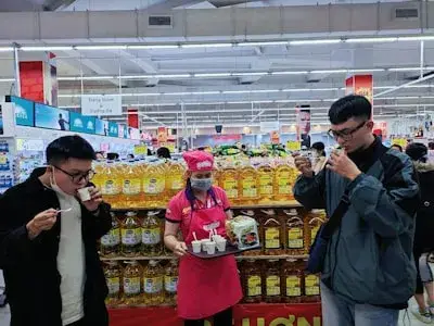 お菓子などの接客販売スタッフ（成田空港）