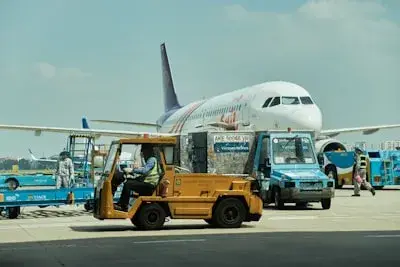 関西国際空港での国際荷物管理スタッフ